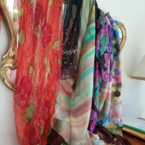Des foulards réalisés par l'association de Peinture sur soie.
