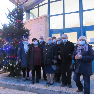 Les membres du Comité Téléthon et les élus de Guesnain lors de l'action "Sapin de Noël" de 2020.